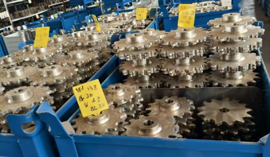 链轮定制厂家：链轮是带精准嵌齿的轮状机械零件，与链条啮合组成链传动系统